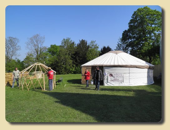 Démonstration de montage d'une yourte Démonstration de montage d'une yourte